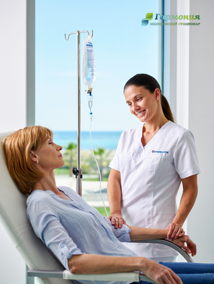 Врач и пациент с капельницей на фоне берега Талдыкоргана