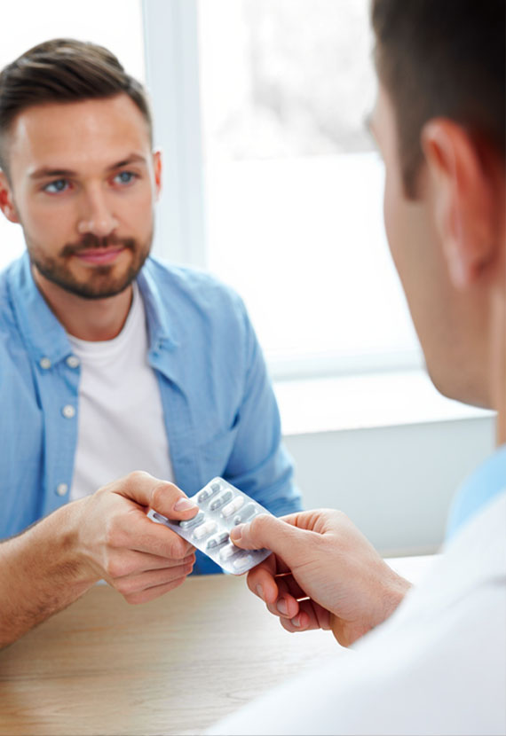 Психиатр даёт таблетки пациенту