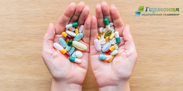 Таблетки в руках